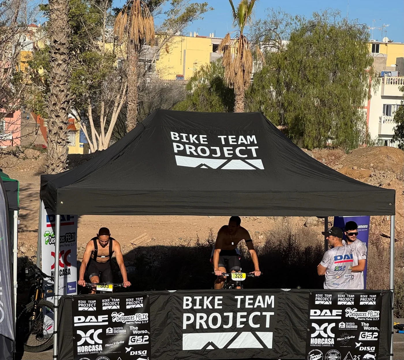 Carpa Bike Team Project en un evento ciclista al aire libre