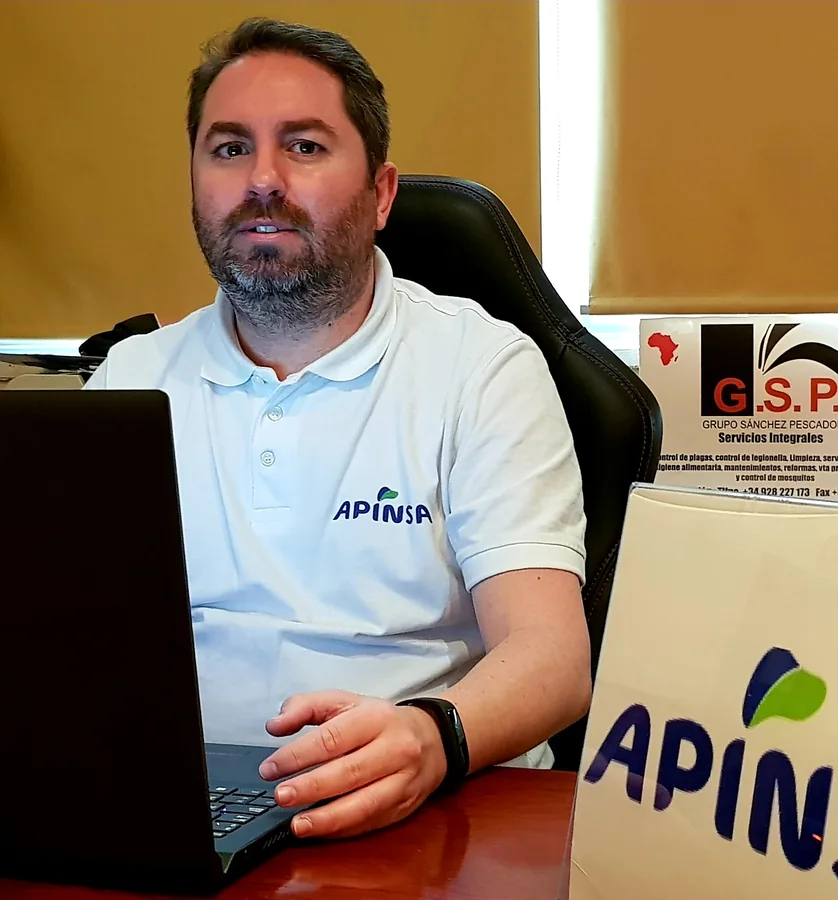 Fotografía de oficina facilitada para el perfil de Carlos, trabajando con ordenador