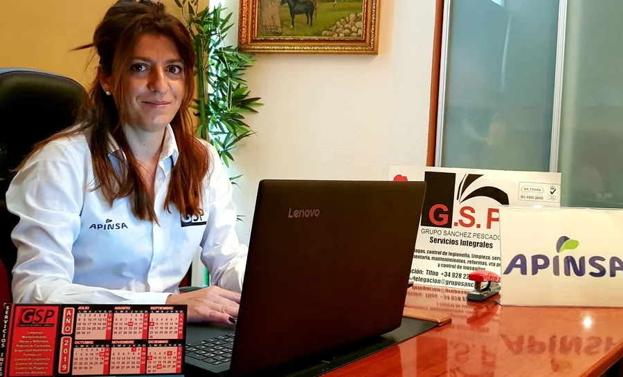 Fotografía de oficina facilitada para el perfil de Inma, con ordenador y vestuario corporativo