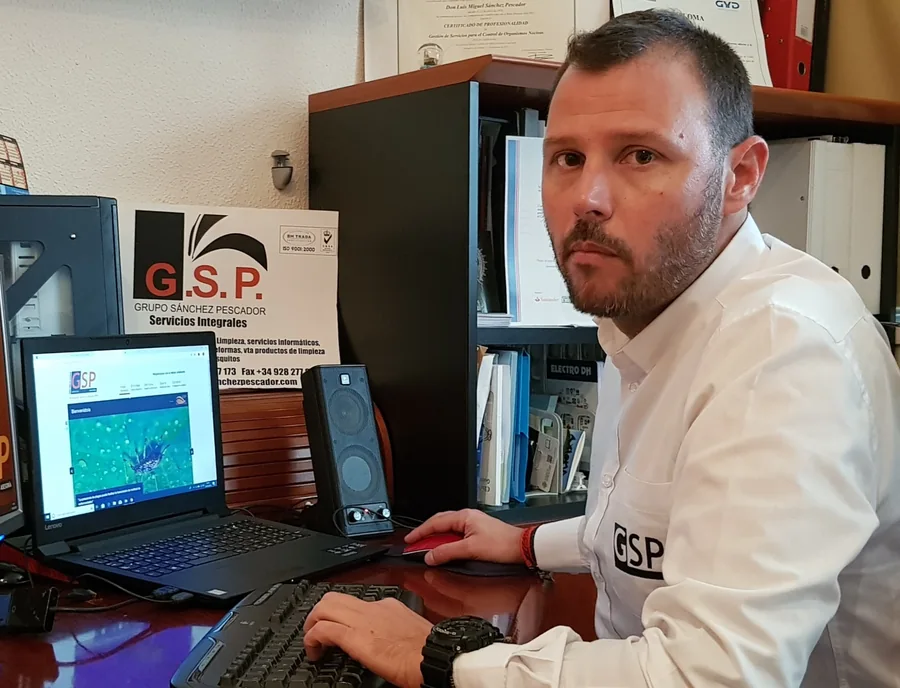 Fotografía de oficina facilitada para el perfil de Luis, con camisa GSP