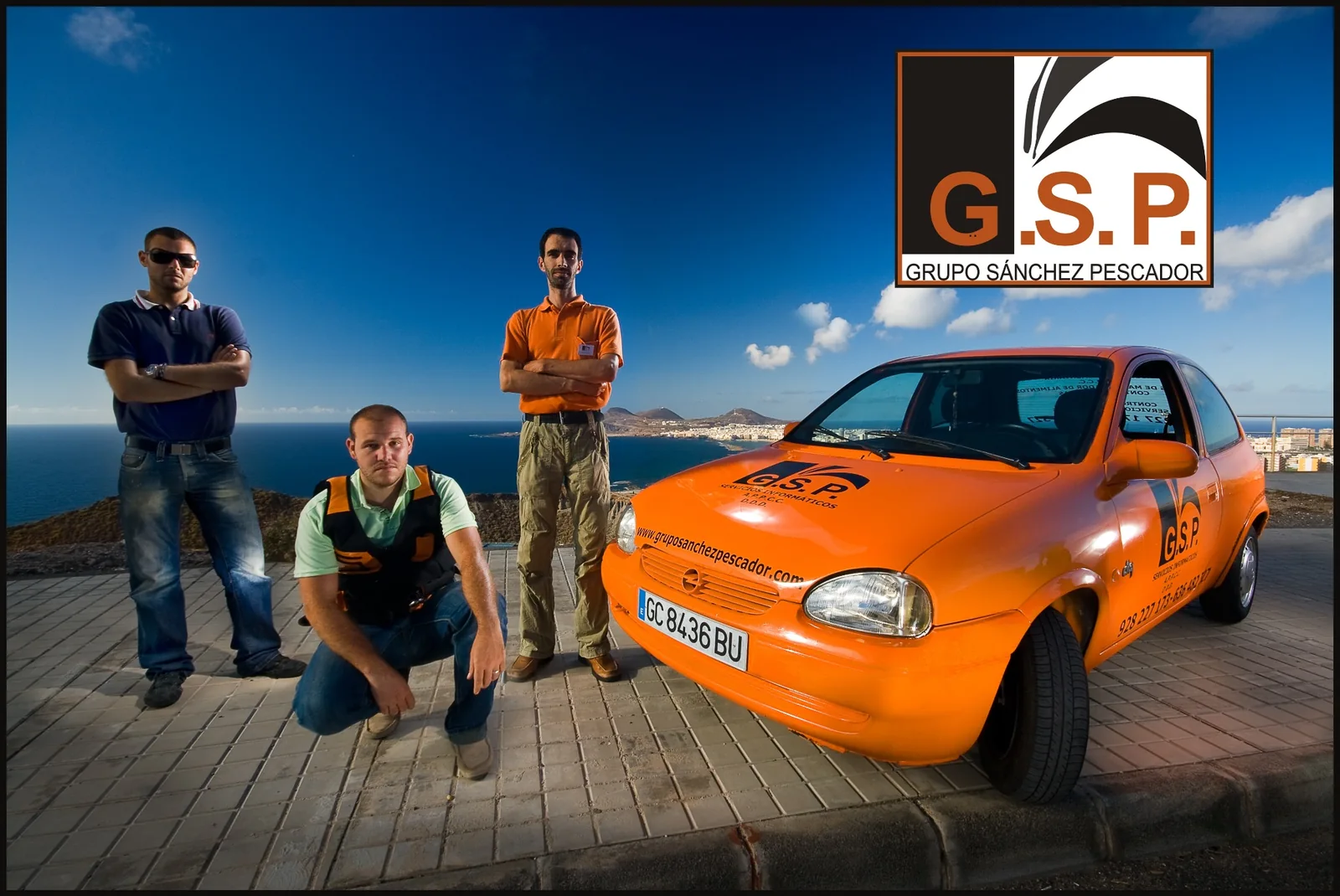 Imagen histórica de los comienzos de Grupo Sánchez Pescador, con el equipo y un coche naranja rotulado GSP